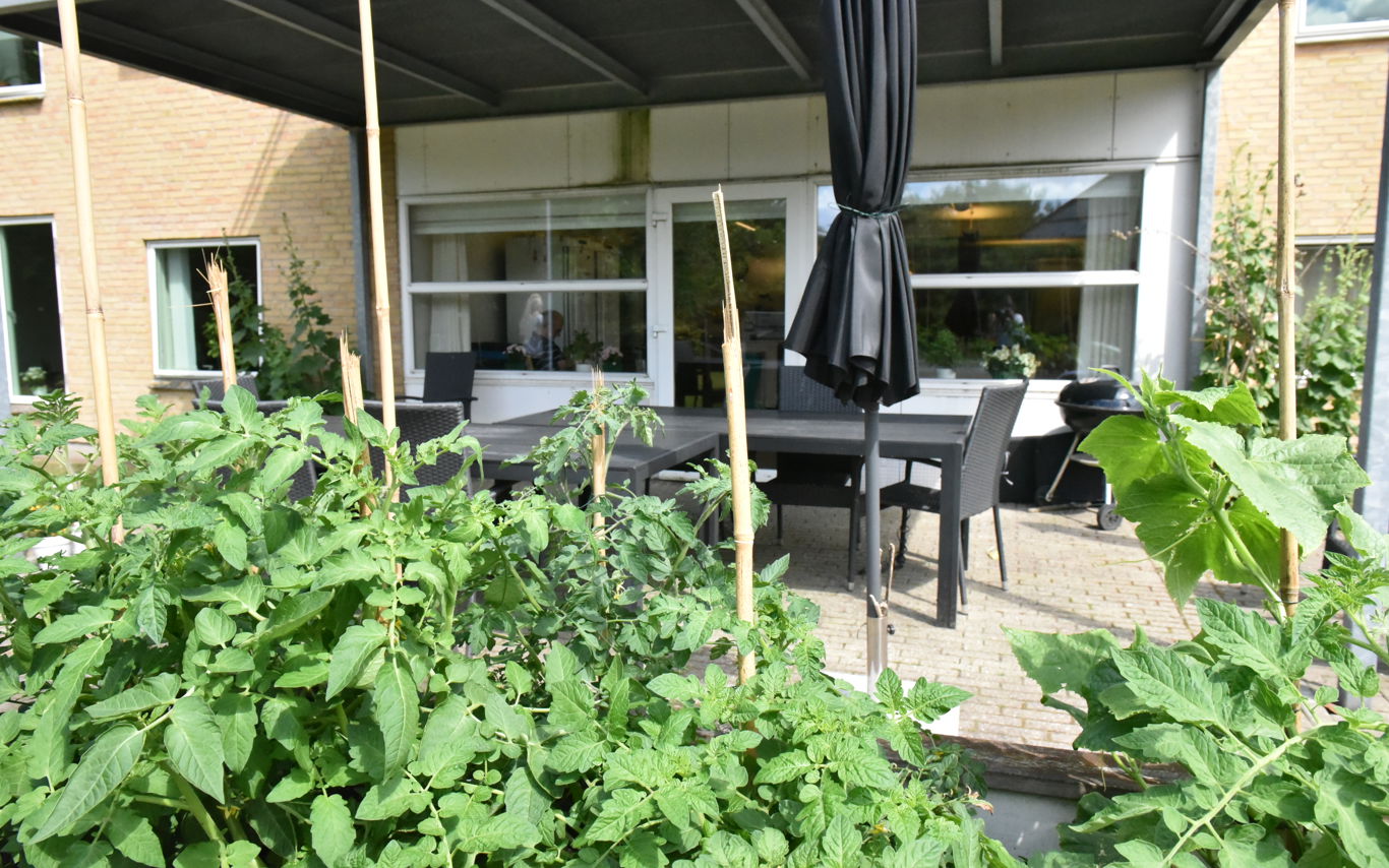 Siddepladser på en overdækket terrasse