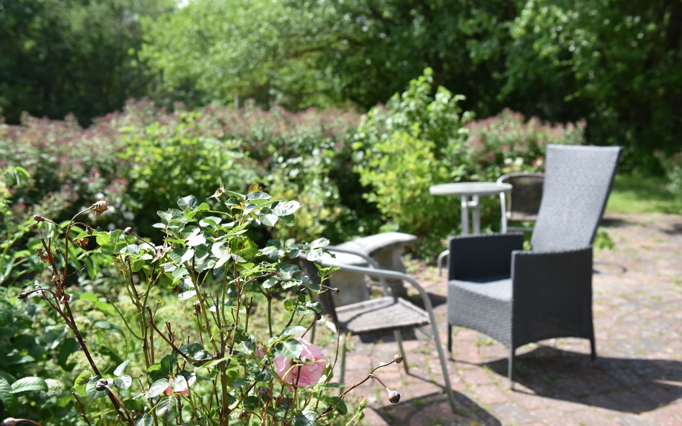 Siddepladser i udeområdet på Borupvænget